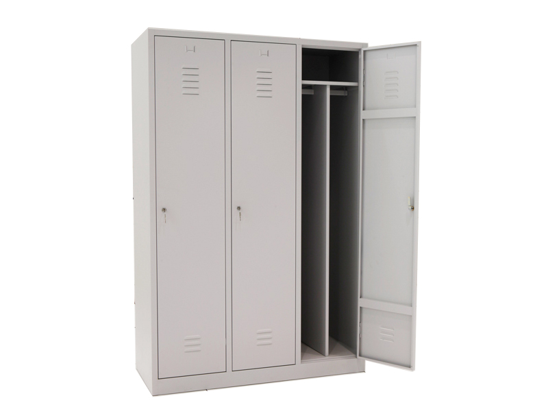 Metalno garderobni ormar sa srediÅ¡njom pregradom, trodjelni.